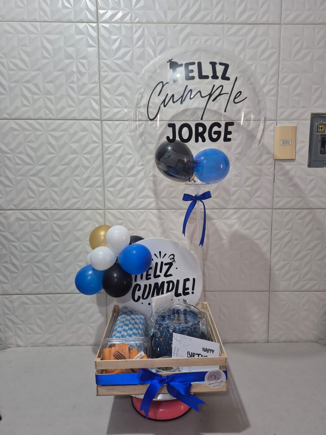 Regalo personalizado de cumpleaños con globos y caja de madera